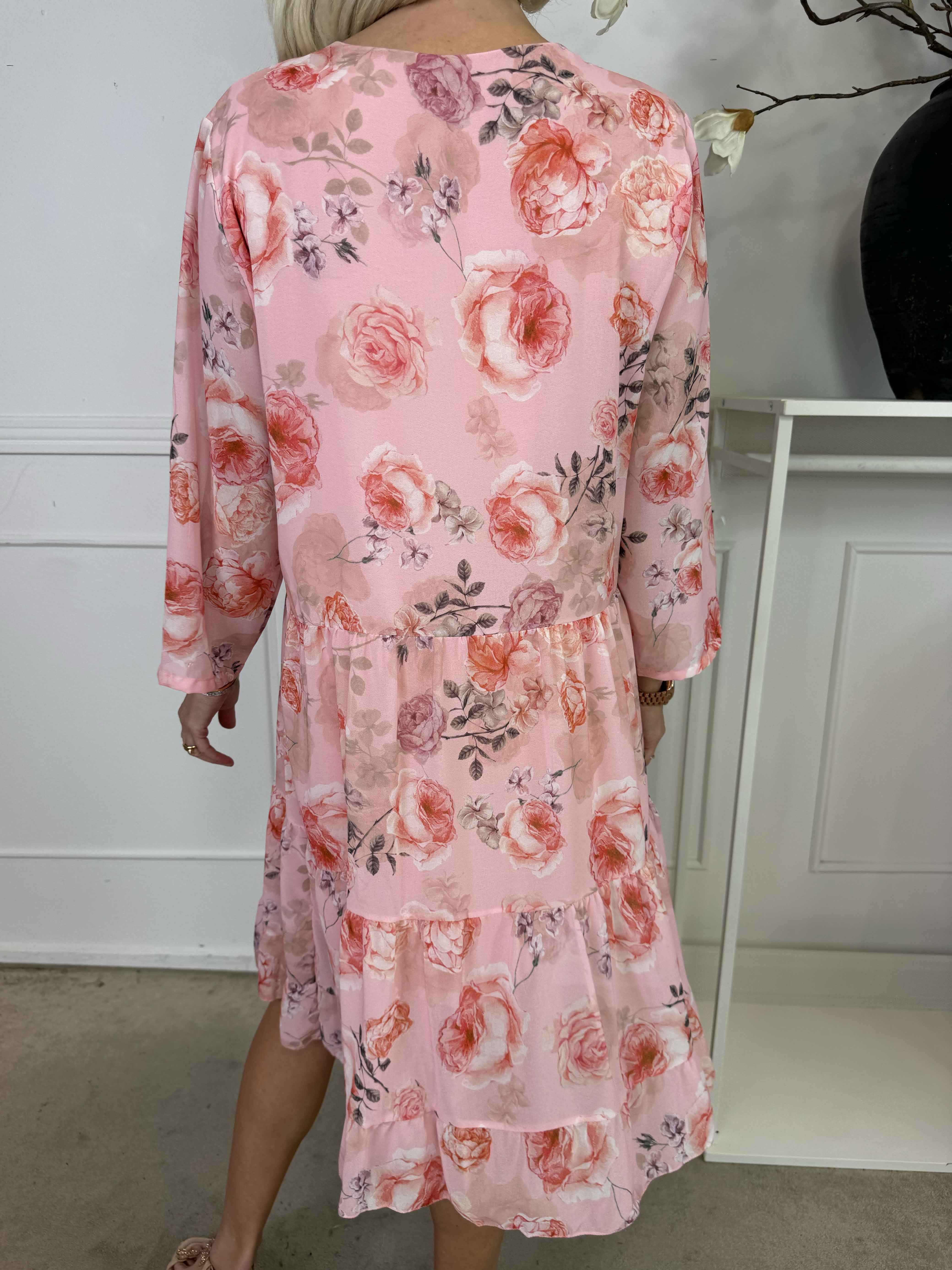 Stella - Blomsterkjole i chiffon med viskose underkjole